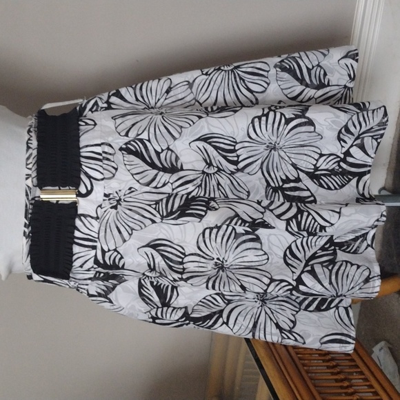 XL LE CHATEAU Beautiful Floral Lined Full Circle Skater SKIRT w Wide Waistband!! - Picture 3 of 7